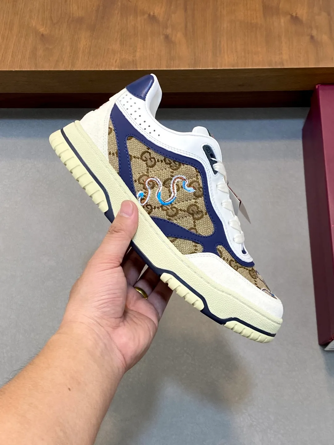 Men's Shoes 💰660 𝐆𝐮𝐜𝐜𝐢 𝐑𝐞-𝐖𝐞𝐛 As the first sneaker created by Sabato De Sarno for Gucci, the Re-Web series reinterprets the brand's classic stripes and sets off the modern silhouette design with bold and unique details. These shoes are crafted from white leather. This new sneaker is ingeniously decorated with many of the brand's classic details, and is equipped with a bright red and green webbing tongue, which will make people fall in love at first sight. White leather treated with a special process for softness and luster, with an embossed grainy texture. Script Gucci logo and interlocking G web label with Interlocking G and script Gucci logo. Rubber outsole with interlocking G detail eyelets. Web tongue. Size: 39-44 (customized for sizes 38 and 45)